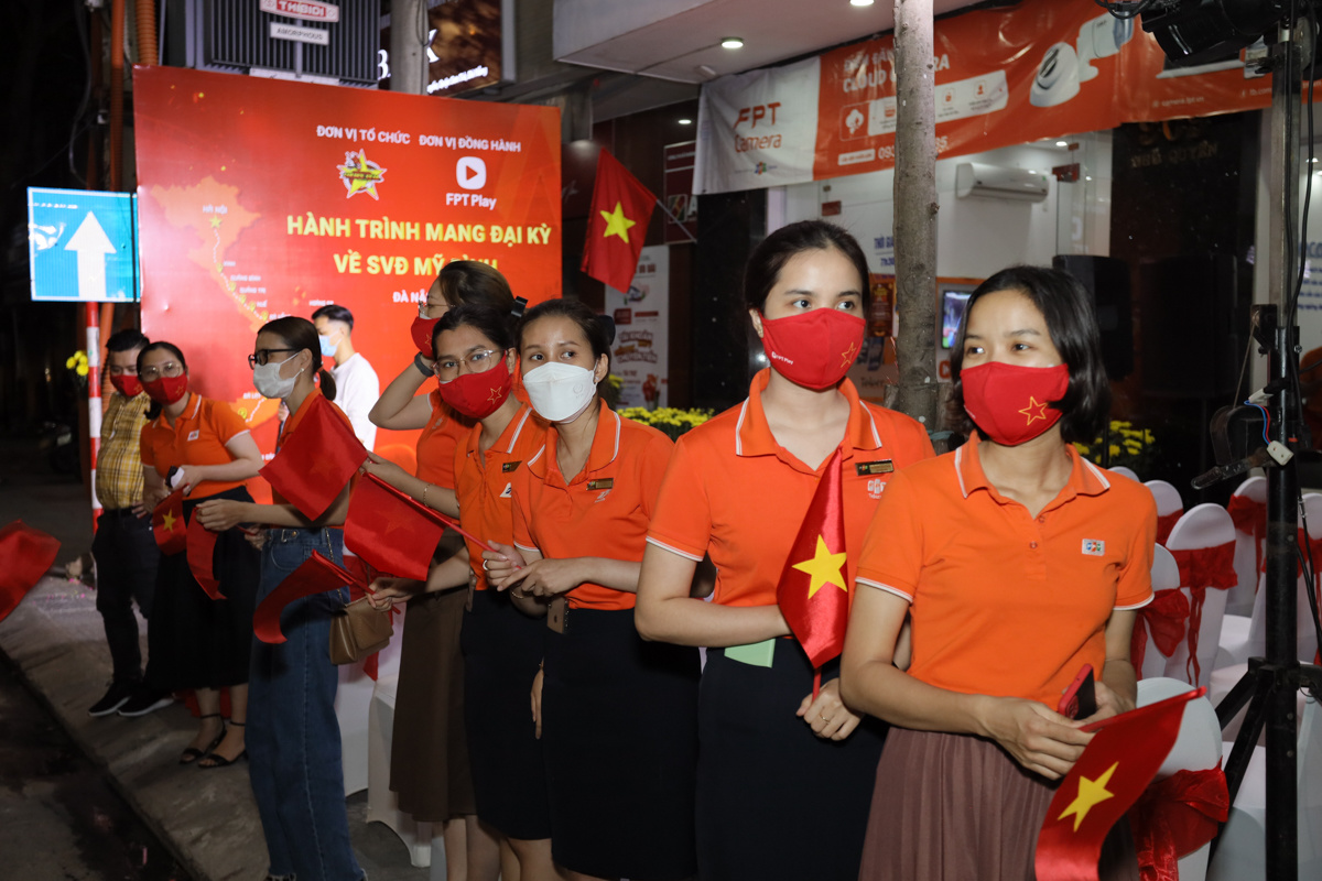 <p> Mặc dù cận kề dịp Tết, những "bóng hồng" chi nhánh Đà Nẵng vẫn háo hức mang áo cam, cờ tổ quốc chào đón đại kỳ trên hành trình xuyên Việt. </p>