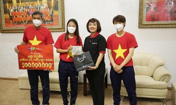 FPT Shop tặng 500 triệu đồng cho tuyển nữ Việt Nam