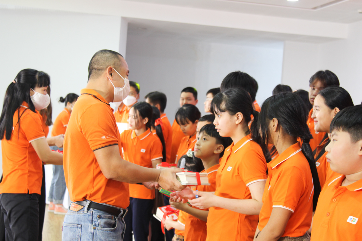 <p> Anh Nguyễn Thế Quang, Giám đốc FPT Telecom miền Trung và chị Đoàn Thị Mỹ Thường, Giám đốc FPT Software miền Trung đại diện cho người F gửi tặng sách, xe đạp đến các em nhỏ.</p>