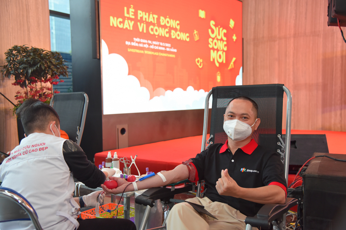 <p> Tại Hà Nội, ngày hội Hiến máu nhân đạo thu hút đông đảo CBNV đăng kí tham dự. Trong đó, Tổng Giám đốc FPT Retail Hoàng Trung Kiên, gương mặt quen thuộc trong những hoạt động hiến máu tại nhà F, đã đăng kí từ rất sớm.</p>