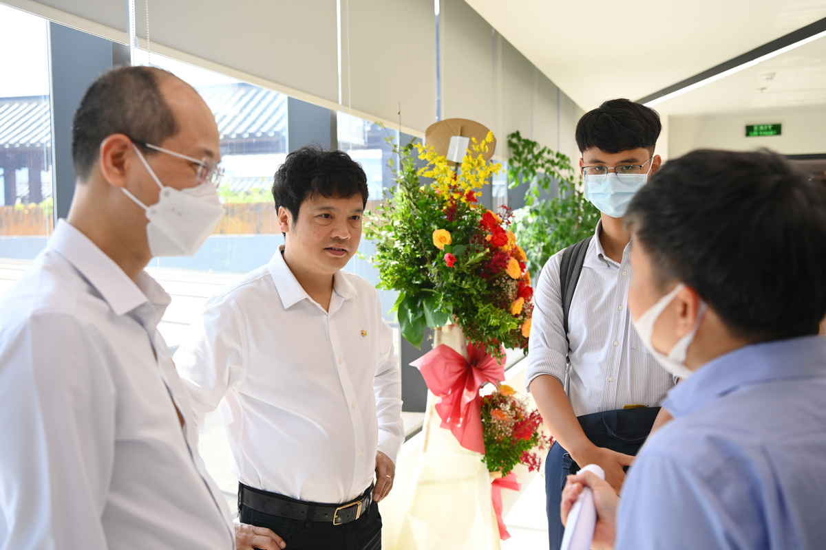<p> <span>CEO Nguyễn Văn Khoa và Phó TGĐ Nguyễn Thế Phương dành khoảng thời gian trước thềm đại hội để trò chuyện, trao đổi với những cổ đông đến tham dự.</span></p>