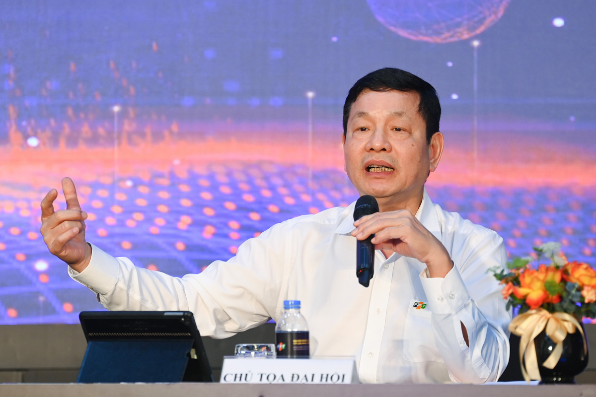 <p> Chủ tịch FPT Trương Gia Bình giải đáp những câu hỏi từ cổ đông. Trong đó, anh khẳng định <span>Metaverse do FPT đang làm có thể nói tương đương với những tập đoàn lớn. Ngoài ra, FPT cũng tiên phong công nghệ </span><span>blockchain khi có dự án với đối tác Singapore - sớm nhất tại Việt Nam.</span></p>