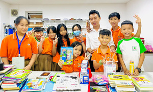 Người F góp hơn 1.000 đầu sách tặng các em nhỏ Hope School