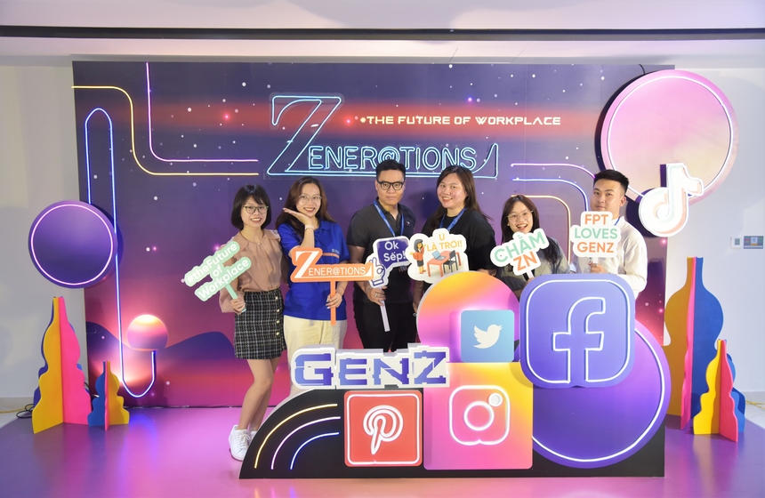 <p style="text-align:justify;"> Đây là chương trình đầu tiên của FPT dành riêng cho thế hệ Ge<span style="color:rgb(0,0,0);">n Z (nhóm người được sinh trong khoảng thời gian từ năm 1995 đến năm 2012). N</span>hiều bạn trẻ người F đã đến theo dõi trực tiếp tại FPT Tower từ rất sớm. Bên cạnh Chủ tịch FPT Trương Gia Bình và Chủ tịch Đại học FPT Lê Trường Tùng tham gia hội thảo qua nền tảng OnMeeting, chương trình còn có sự góp mặt trực tiếp của nhiều lãnh đạo cấp cao tập đoàn như anh Nguyễn Thế Phương - Phó Tổng Giám đốc FPT, chị Chu Thanh Hà - Chủ tịch FPT Software, anh Lê Hồng Việt - Tổng Giám đốc FPT Smart Cloud, anh Hoàng Nam Tiến - Chủ tịch FPT Telecom...</p>