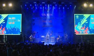 FPT Band cháy hết mình trên sân khấu 'Dạ hội cựu sinh viên thủ đô'