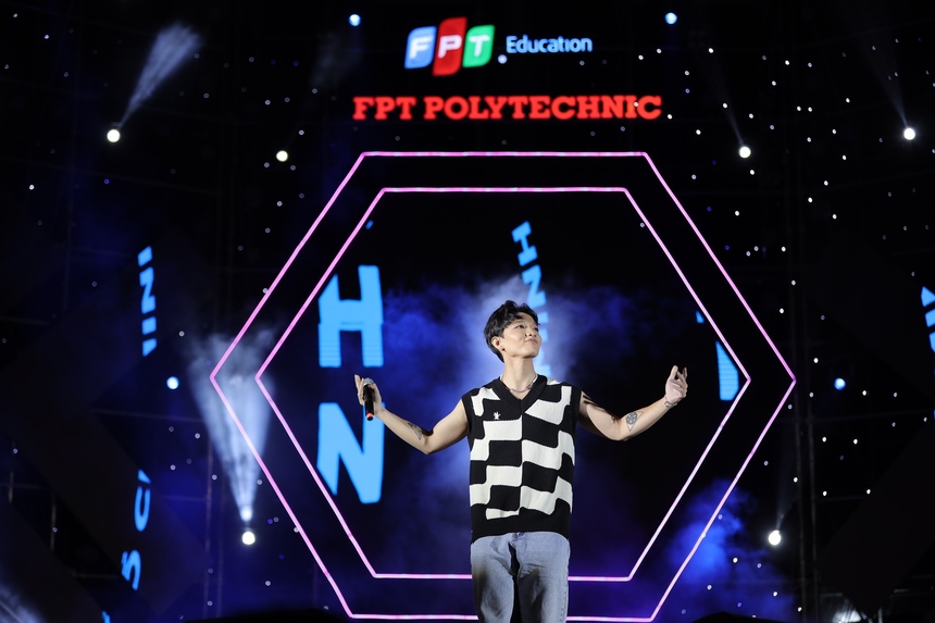 <div style="text-align:justify;"> "Hoàng tử tình ca" - Hoàng Dũng cũng là cái tên được mong chờ. Anh đã chinh phục khán giả với những bản tình ca nhẹ nhàng, ấm áp như Thói quen, Nàng Thơ, Chẳng nói nên lời…</div>