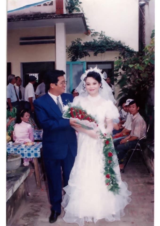 <p class="Normal"> Nhắc đến đám cưới đặc biệt tại nhà F, không thể không nhắc đến đám cưới của chị Chu Thanh Hà - hiện là Chủ tịch FPT Software và anh Lê Thế Hùng (Hùng "Râu"). Ảnh chụp tại đám cưới chính thức được tổ chức ngày 12/9/1995. Chị Hà tiết lộ ban đầu anh chị "cố tình" cưới ngày 13/9, đúng ngày sinh nhật FPT, nhưng đi xem ngày thì người ta lại bảo ngày 12/9 đẹp.</p> <p class="Normal"> <span>Sau đám cưới chính thức là một đám cưới đậm chất STCo được tổ chức công phu bởi người nhà F. Tương truyền chỉ có “tín đồ” STCo của FPT mới có thể sáng tạo cách tổ chức độc nhất vô nhị như vậy: biến đám cưới trở thành “Lễ truy điệu Hùng "Râu" khỏi cõi trai tơ”.</span></p> <p class="Normal"> “Lễ truy điệu Hùng "Râu"” được tổ chức vào trên thuyền ở Hồ Tây. Hơn 40 tín đồ STCo chen chúc trên chiếc thuyền rồng và xung quanh hàng loạt “măng non” STCo phải thuê thuyền chèo bám xung quanh để “dự thính”.</p> <p class="Normal"> Mở đầu là nhạc quốc ca, công ty ca và tàu rồng kéo còi ai oán. Sau đó, lần lượt các màn lễ nghi tiễn đưa Hùng “Râu” khỏi cõi trai tơ, đọc cáo phó, thuật lại cuộc đời thân thế sự nghiệp, điếu văn và văn tế…</p> <p class="Normal"> “Tiếc lắm thay, trong hơn 7 năm tung hoành cõi trai tơ, coi sếp như trẻ thơ, chị em như cục gỗ, lời bài hát Hùng “Râu” yêu ai được tương truyền khắp nơi”. Trong thông báo đặc biệt của STCo, Hùng “Râu” đã mắc “virus” Thanh Hà, mặc dù được bạn bè tận tình khuyên nhủ nhưng do tuổi cao, sức đề kháng yếu đã giã từ cõi trai tơ.</p> <p class="Normal"> Vì vậy, anh Đỗ Cao Bảo đọc quyết định truy tặng Hùng “Râu” huân chương “Vì giống nòi”. “Trưởng ban khóc mướn” Trương Gia Bình mang lại không khí vô cùng “trang nghiêm” giữa tiếng suỵt soạt liên hồi.</p> <p class="Normal"> Trong “niềm tiếc thương vô hạn”, “Trưởng ban quần chúng” Nguyễn Minh, nhân viên FSS liên tục hướng dẫn anh em hô khẩu hiệu với câu cuối rất được lòng phu nhân Thanh Hà: “Đã là vợ phải là vợ Hùng ‘Râu’”.</p> <p class="Normal"> Rất tiếc, những bức ảnh của đám cưới đặc biệt tại Hồ Tây không rõ đang lưu lạc nơi nào, chỉ còn ký ức đong đầy niềm vui của người tham gia là còn mãi. </p>