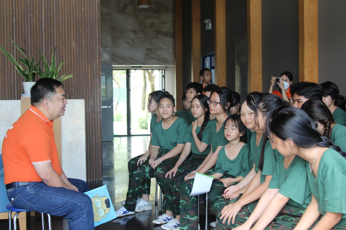 <p> Anh Hoàng Nam Tiến, Chủ tịch FPT Telecom, vừa có chuyến thăm, trò chuyện và giao lưu với các em nhỏ Trường Hy Vọng (Hope School) tại TP Đà Nẵng. </p>