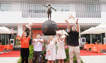 FPT School Hải Phòng khánh thành tượng 'cô gái nhỏ trên đỉnh thế giới'