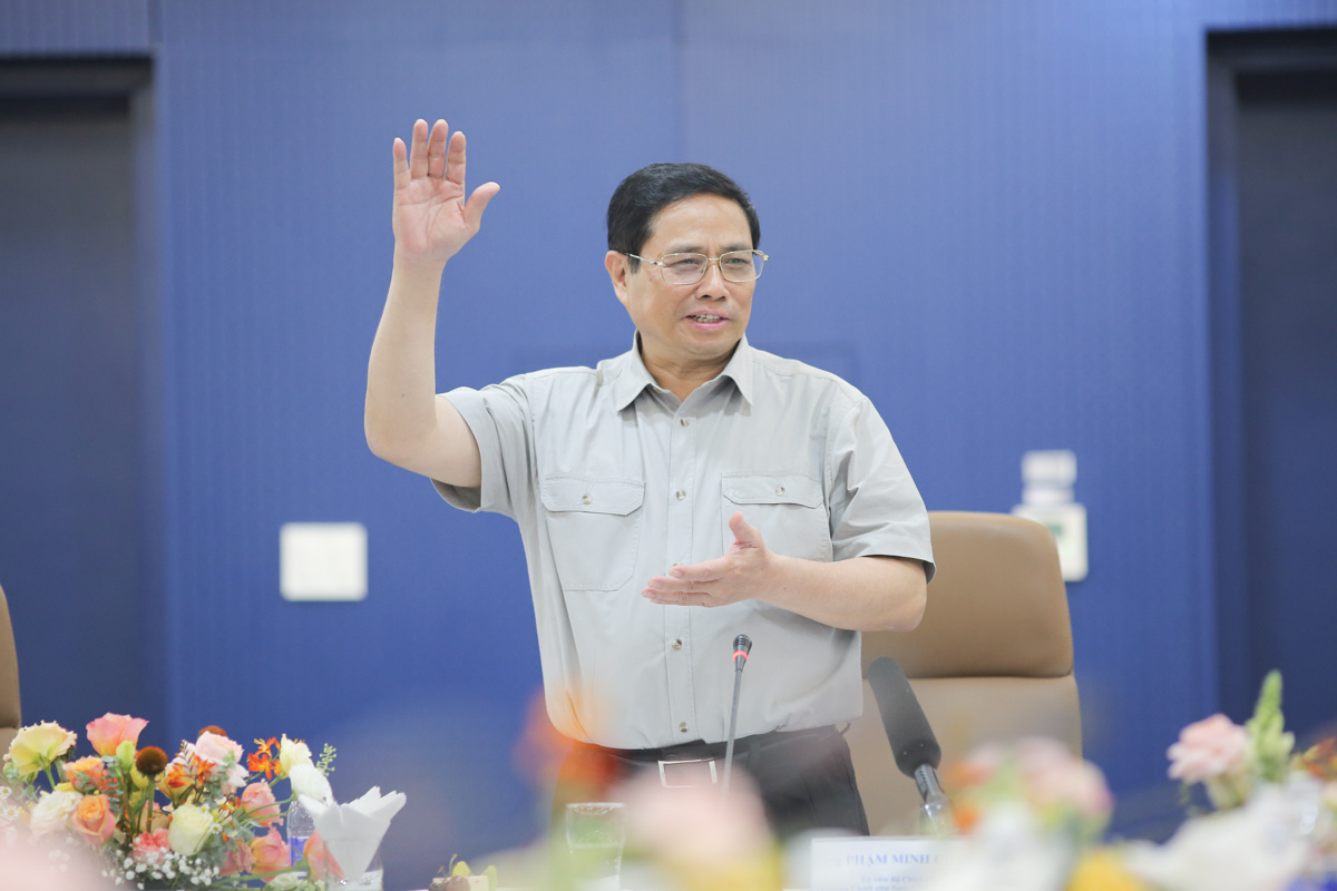 <p class="Normal"> Trước những chia sẻ của lãnh đạo FPT, Thủ tướng Phạm Minh Chính nhấn mạnh ba đề nghị dành cho FPT trong giai đoạn tới. Đầu tiên, cần tiếp tục đổi mới khoa học - công nghệ, công nghệ luôn luôn phát triển.</p>