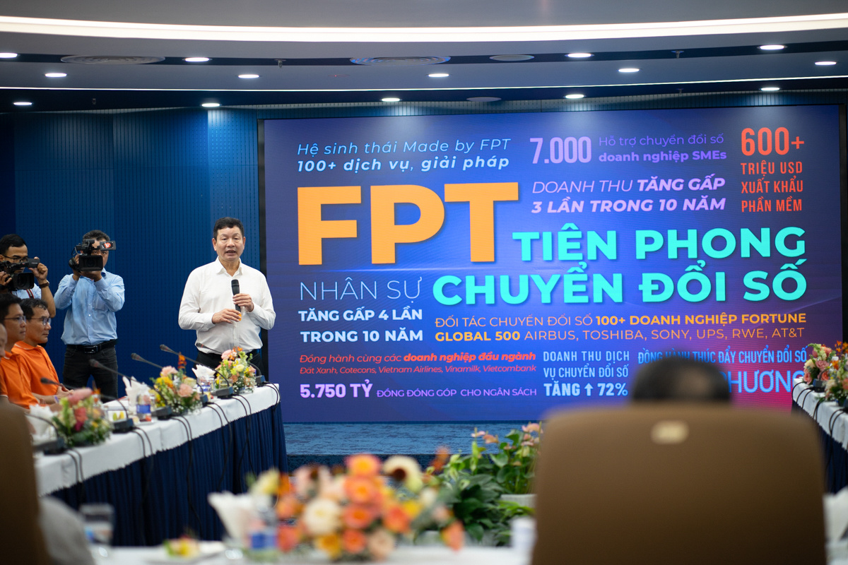 <p class="Normal"> <span>Sau chuyến thăm, Thủ tướng Phạm Minh Chính đã có buổi làm việc cùng với anh Trương Gia Bình - Chủ tịch Tập đoàn FPT và ban lãnh đạo các công ty thành viên tại FPT Đà Nẵng. </span><span>Anh Trương Gia Bình chia sẻ các đề xuất, kiến nghị đến Thủ tướng Chính phủ và UBND Thành phố chỉ đạo, tạo điều kiện về chính sách, chủ trương đầu tư để FPT nhanh chóng triển khai các dự án hỗ trợ thúc đẩy phát triển mảng sản xuất phần mềm và đào tạo nguồn nhân lực chất lượng cao cho Đà Nẵng.</span></p>