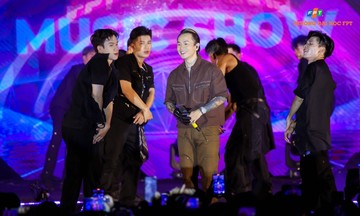 Binz, DJ Mie khiến ĐH FPT Hà Nội hoá 'chảo lửa' trong đêm đại nhạc hội