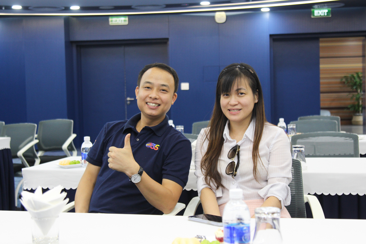 <p> Chị Lê Thu Hường - sếp của Nguyễn Hữu Linh (hạng mục Kinh doanh) và cũng là FPT 13 Under 35 2021 - đích thân lo liệu việc truyền thông và hậu cần cho buổi vinh danh người em, người cộng sự.</p>