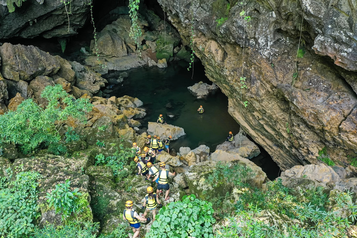 <p> <span style="color:rgb(0,0,0);">Top 13 FPT Under 35 sẽ có khoảng hơn 1 giờ đi bộ dưới những tán cây rừng rậm rạp, băng qua những con suối có dòng nước chảy xiết, vượt qua những vách núi để đến hang Trạ Ang - một trong những hang động nổi tiếng tại Phong Nha.</span></p>