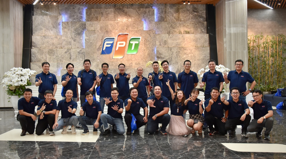 <p> Hô vang khẩu hiệu "Vút bay!", FPT 13 Under 35 năm 2022 cùng các lãnh đạo di chuyển ra ga Hà Nội, lên tàu tới Quảng Bình. Hôm nay (22/7), họ sẽ bắt đầu một hành trình hứa hẹn nhiều trải nghiệm đáng nhớ.</p>