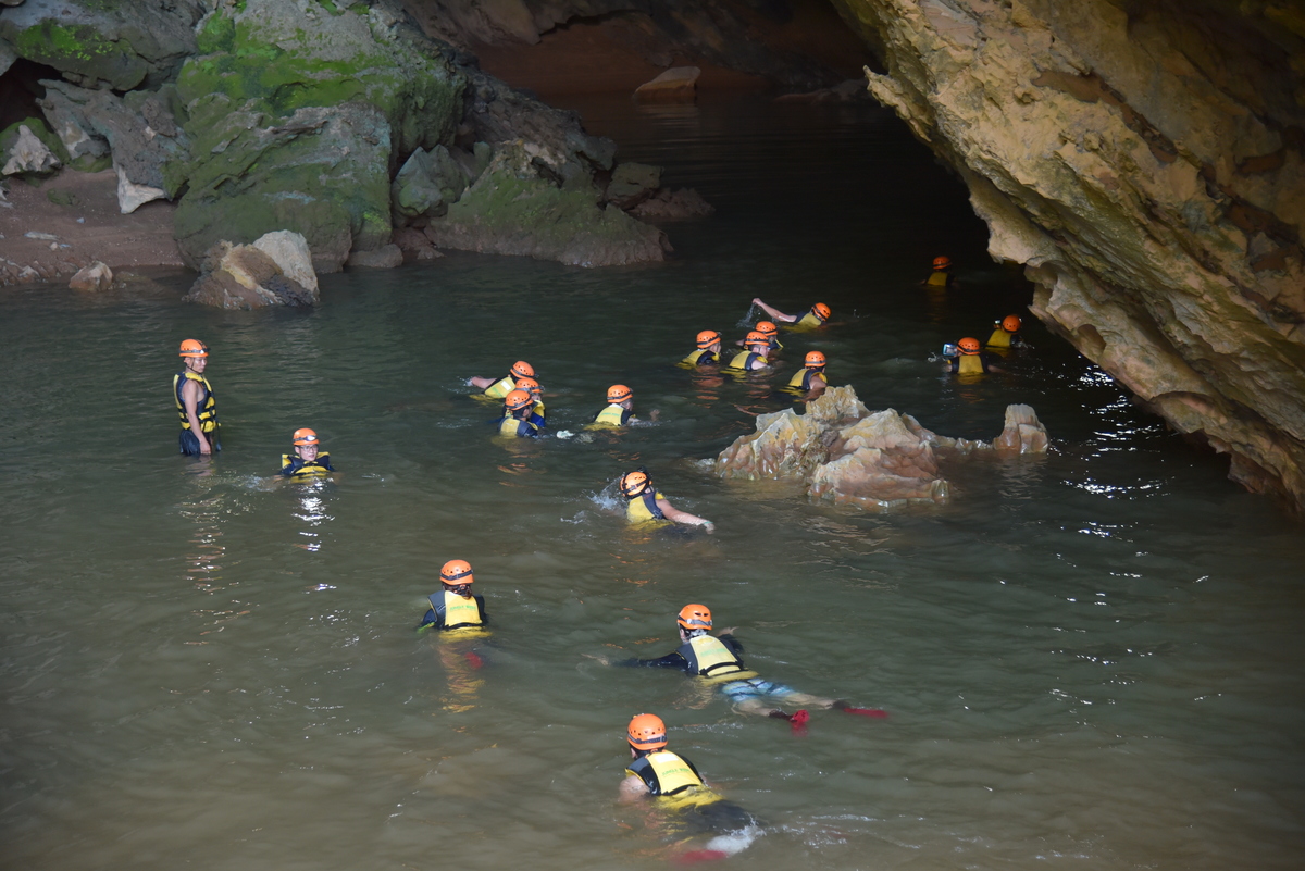 <p> Cả đoàn đã có trải nghiệm thú vị khi bơi khám phá hang động trong bóng tối.</p>