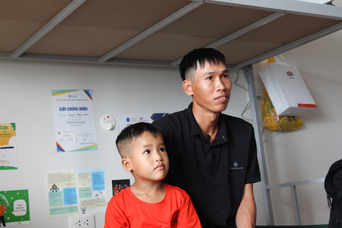 <p> Anh Lê Văn Huệ, bố của Lê Văn Quang (sinh năm 2016), xúc động khi con trai anh sẽ được nuôi dưỡng, học tập tại môi trường FPT với đầy đủ điều kiện. "Tôi vui vì cháu có trường mới, được ăn học tốt hơn, cũng vơi bớt khó khăn cho gia đình", anh nói. </p>