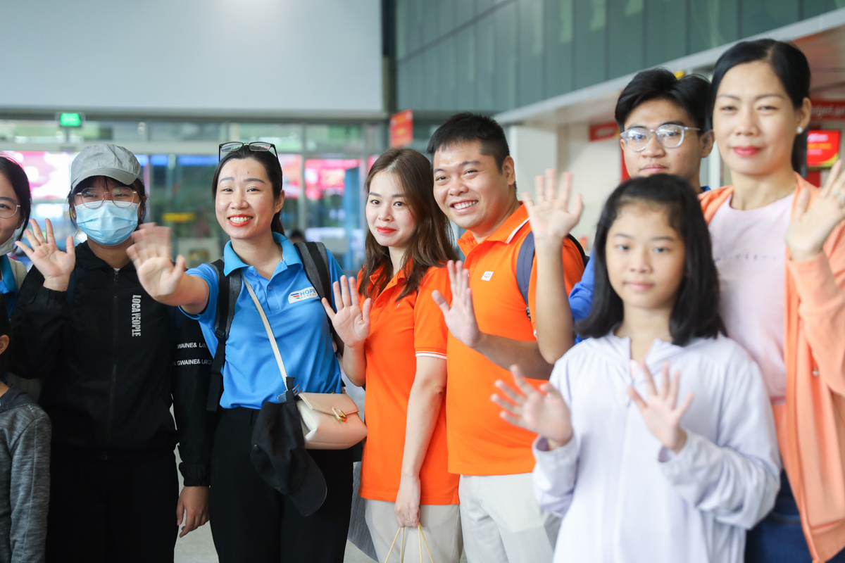 <p> Sân bay Tân Sơn Nhất (TP HCM) rộn ràng với màu áo cam cùng các con đến trường. Nhiều bạn nhỏ tỏ ra thích thú khi lần đầu được đi máy bay và háo hức xem ngôi trường mới.</p>