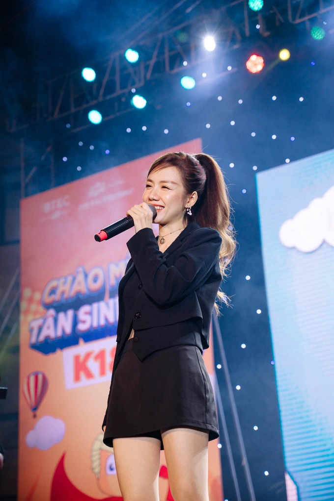 <p> Tại Hà Nội và Tây Nguyên, Phương Ly lại khiến khán giả cảm thấy vô cùng ngọt ngào với loạt hit: "Missing you", "Mặt trời của em", "Thích thích".</p>