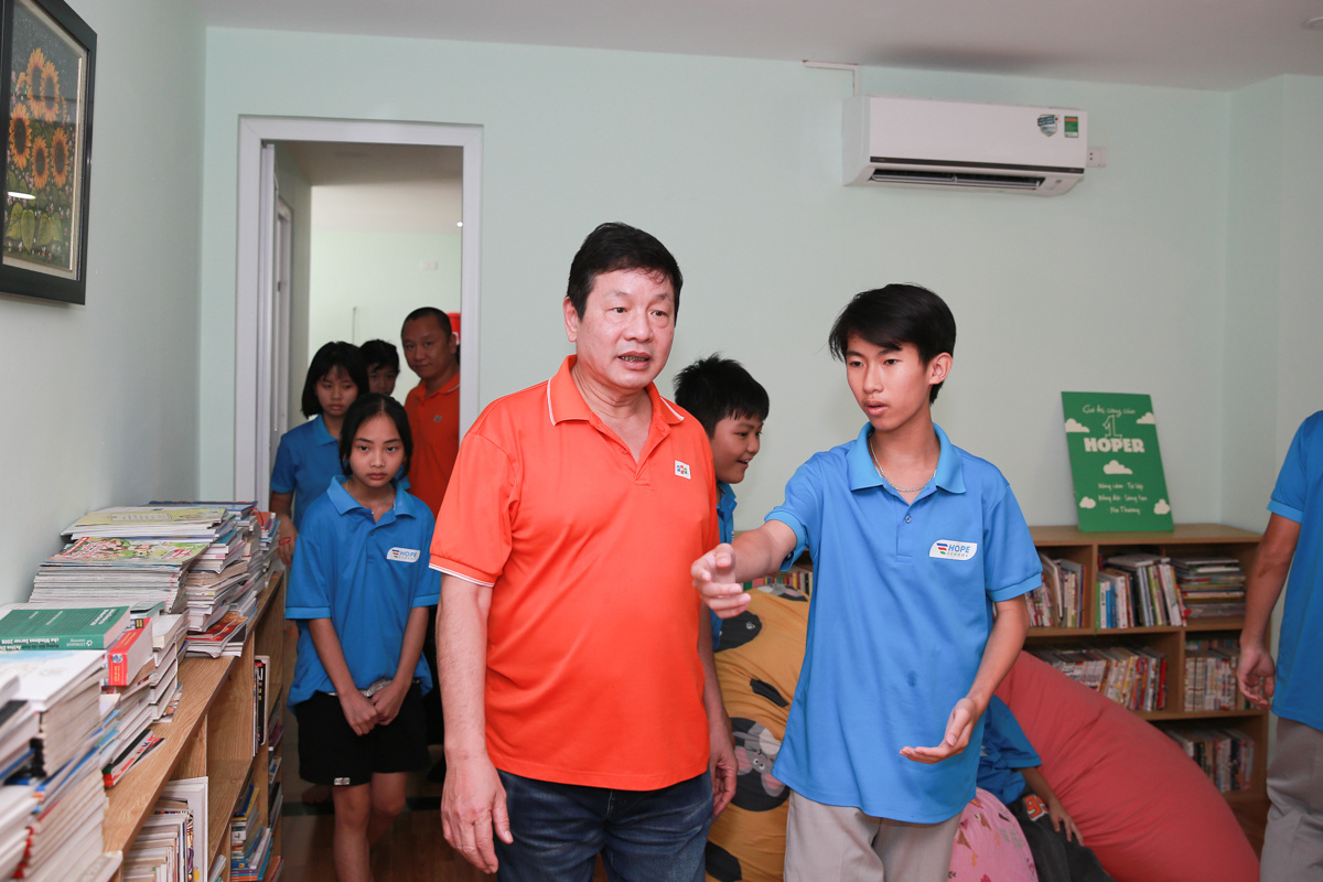 <p> Nguyễn Thiện Minh, chàng tiểu đội trưởng chững chạc, dẫn anh Trương Gia Bình đi thăm phòng đọc sách, khu phòng lab với đầy đủ thiết bị thực hành robot, điện tử, may, mộc do FPT Telecom tài trợ vừa được khánh thành.</p>