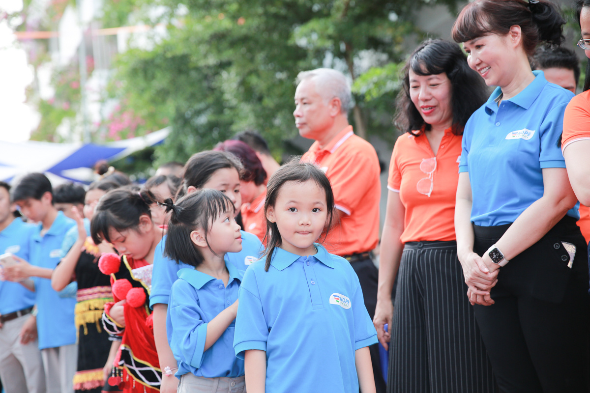 <p> Lưu Gia Linh, 6 tuổi, bẽn lẽn trong ngày hội chào năm học mới. Các em được người FPT vây quanh, sum vầy và dắt tay tham gia vui chơi. </p>