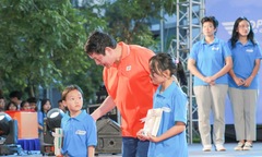 Người F hoá 'người thân' cùng các em nhỏ Hope School đến trường