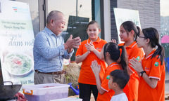 Ông chủ Phở Thìn nấu phở đãi học sinh Trường Hy Vọng