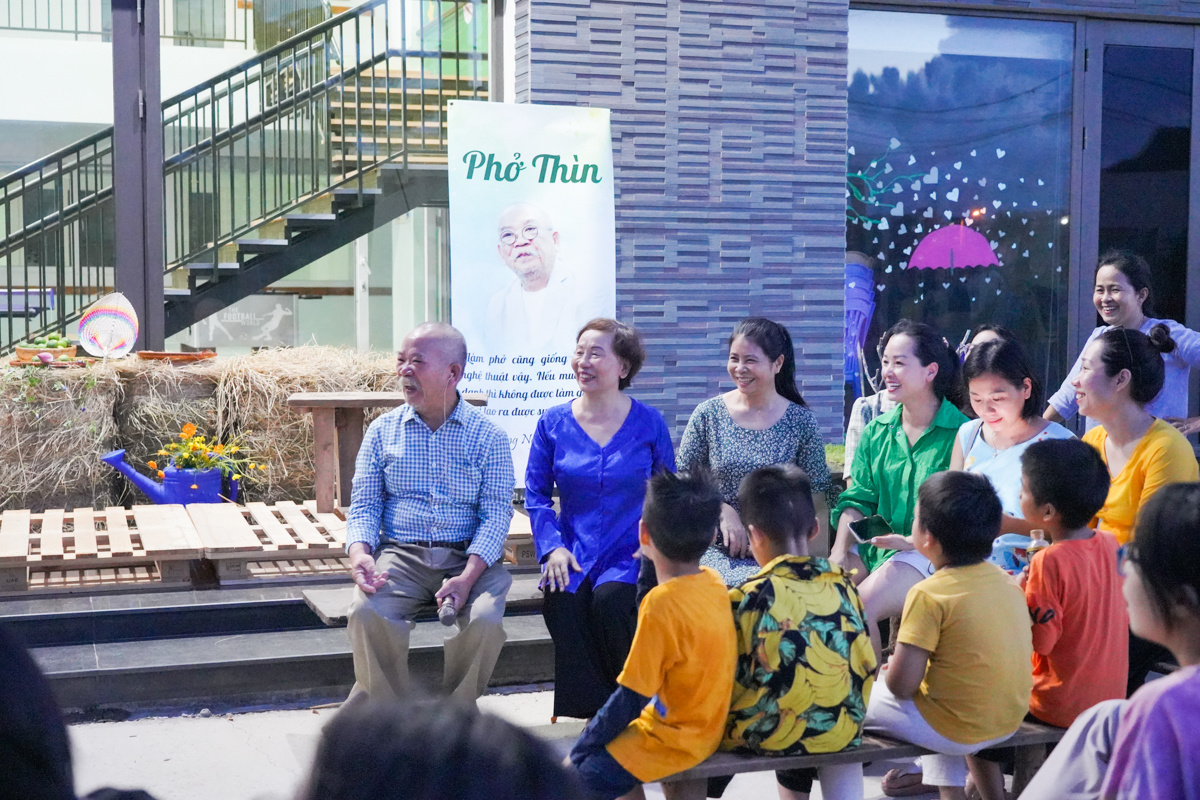<p> Chị Trương Thanh Thanh - Giám đốc Trách nhiệm xã hội FPT - bày tỏ niềm vui khi Trường Hy Vọng được đón nghệ nhân Nguyễn Trọng Thìn. Theo chị, đây là tình cảm cũng như một sự trân quý rất lớn mà Hope School có được. </p>