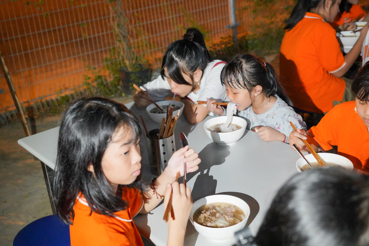 <p> Các em nhỏ say sưa thưởng thức bát phở Thìn Lò Đúc, do chính tay nghệ nhân Nguyễn Trọng Thìn vào bếp.</p>