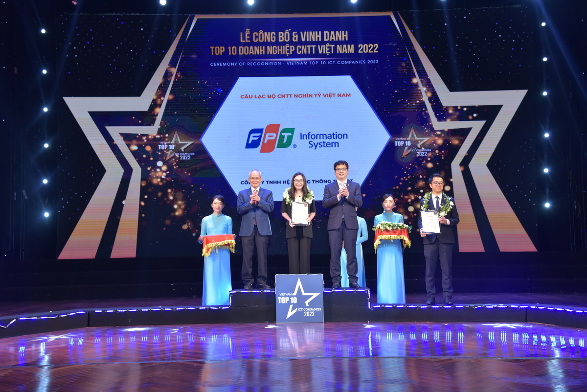<p class="Normal"> Cùng với việc đứng trong Top 10 ở nhiều hạng mục, FPT và ba công ty thành viên gồm FPT Software, FPT IS, FPT Telecom cũng là những thành viên đầu tiên của Câu lạc bộ Doanh nghiệp nghìn tỷ. Đây cũng là năm đầu tiên Chương trình Top 10 CNTT Việt Nam lựa chọn, thành lập và công bố Câu lạc bộ Doanh nghiệp nghìn tỷ.</p>