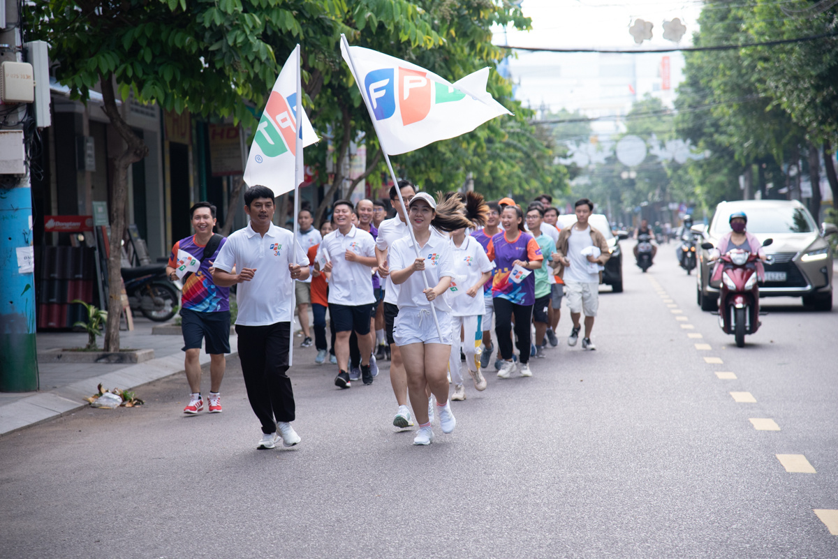 <p> 5h sáng nay (11/9), hàng trăm người FPT đã tham gia vào hoạt động rước cờ, cùng chạy bộ để mang lá cờ FPT đến từng chi nhánh/đơn vị nhà F tại Quy Nhơn.</p>