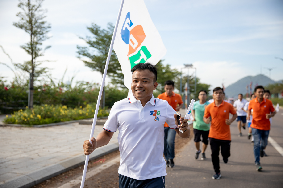 <p> Anh Nguyễn Kỳ, Giảng viên Đại học FPT Quy Nhơn, mang theo lá cờ FPT cùng khát vọng bứt phá của nhà F. </p>
