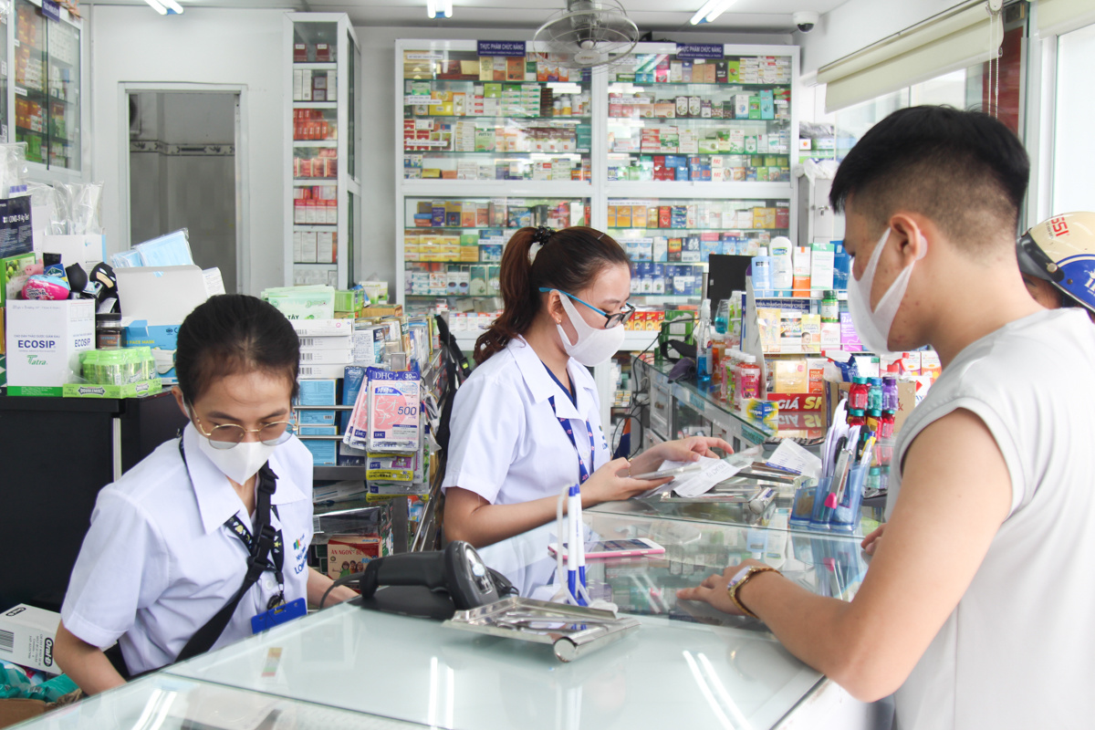 <p> Cũng trong sáng cùng ngày, các cửa hàng FPT Long Châu đã mở cửa phục vụ khách hàng, đáp ứng nhu cầu mua thuốc, điều trị bệnh cho người dân TP Đà Nẵng. </p>