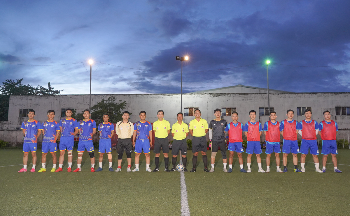 <p> Sau gần 1 tháng khởi tranh, FPT Cup Đà Nẵng - giải bóng đá mừng sinh nhật FPT 34 năm, đã chọn được 2 cái tên xuất sắc bước vào trận chung kết. Phần mềm Đà Nẵng trong trang phục áo đỏ, trong khi đại diện FPT Telecom mang trang phục áo xanh. </p>