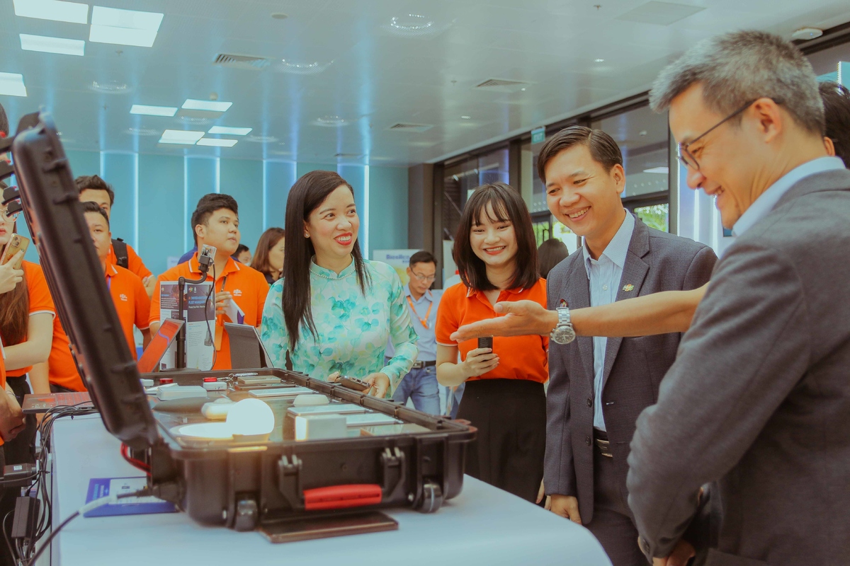 <p> Với sứ mệnh đưa công nghệ vào từng ngóc ngách của đời sống, FPT còn tiếp cận các công nghệ gắn liền với cuộc sống thường nhật, nâng tầm trải nghiệm và tận hưởng các tiện ích thông minh giúp cuộc sống của hàng chục triệu người Việt Nam an toàn và dễ dàng hơn.<br /> Đại diện cho sứ mệnh xây dựng xã hội số của FPT tại triển lãm là hai dòng sản phẩm FPT Smart Home và FPT Camera.</p>