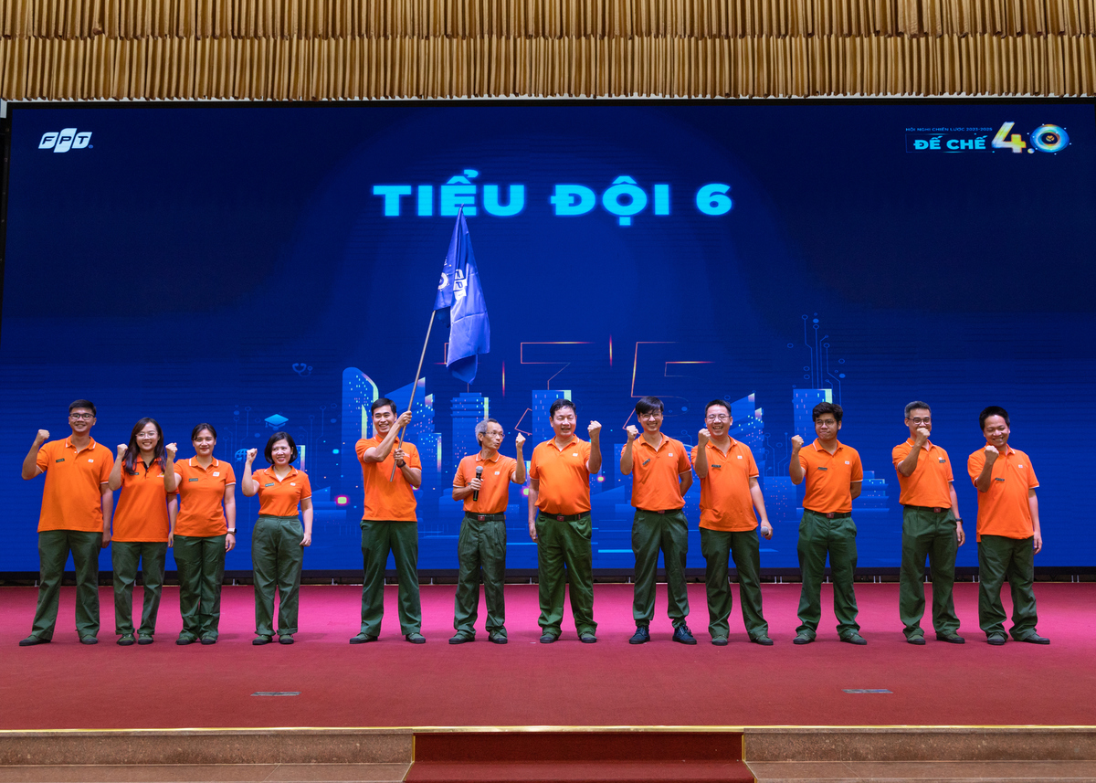 <p> "Nghệ sĩ nhân dân" Nguyễn Khắc Thành cùng tiểu đội 6 tặng buổi lễ một slogan dí dỏm: "Nghỉ hưu sớm".</p>