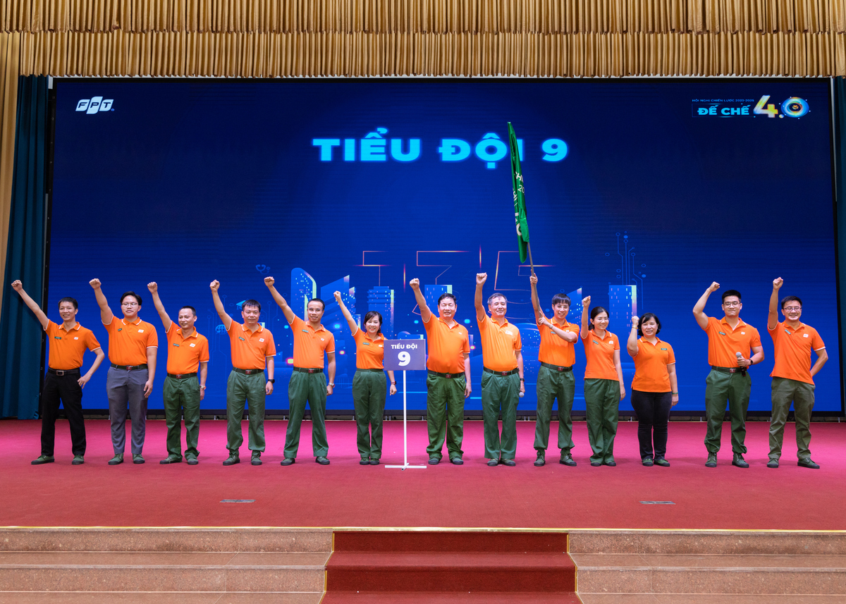 <p> Tiểu đội 9 đồng điệu âm hưởng Hồng quân Liên Xô của Chủ tịch Trương Gia Bình bằng khẩu hiệu "Vượt ngưỡng", đi kèm tiếng hô "Hura".</p>