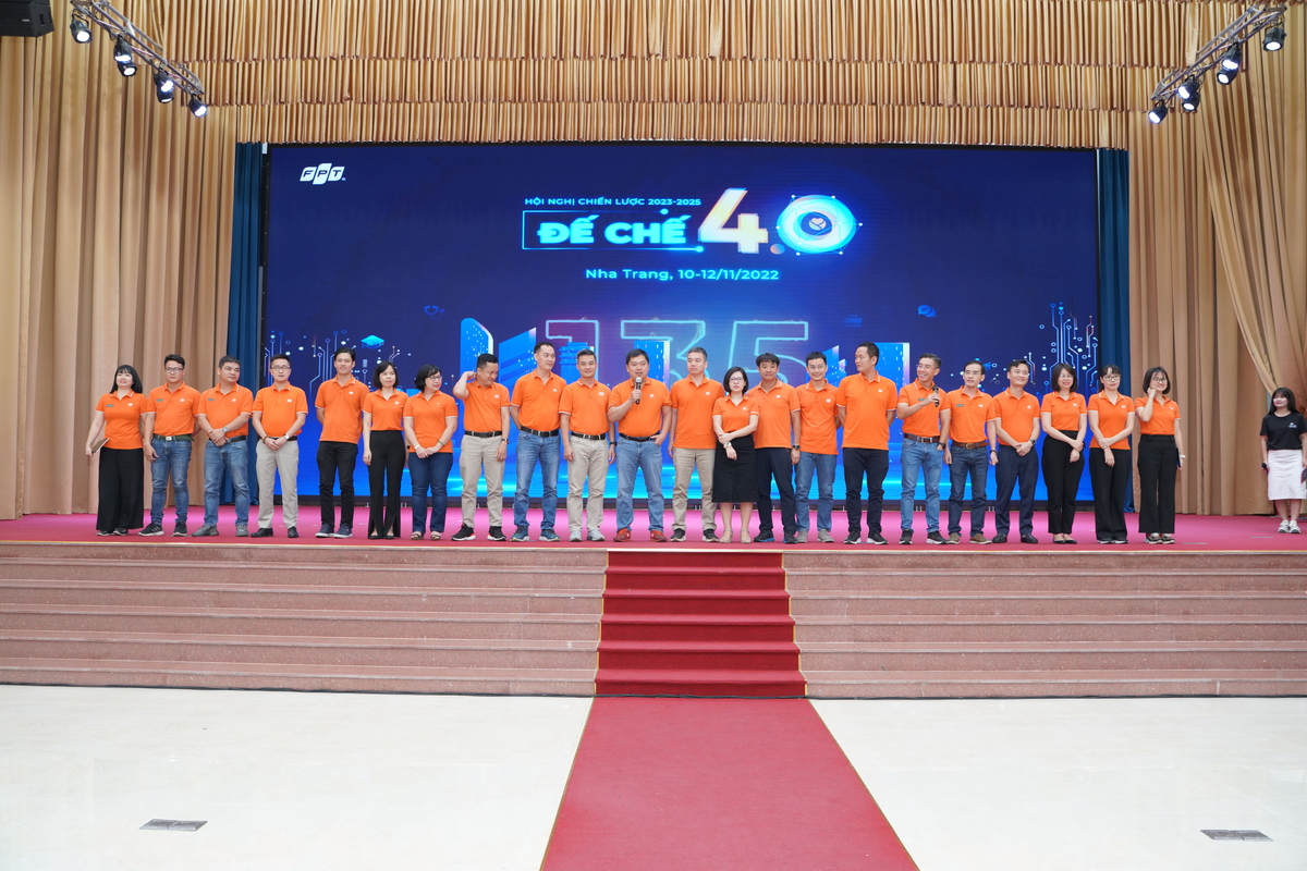 <p class="Normal"> FPT Telecom vẫn tiếp tục Amazing Experience với tuyên bố sẽ trở thành một trong những nhà cung cấp không-chỉ-dịch-vụ tốt nhất Việt Nam. Bên cạnh khách hàng, lãnh đạo nhà “Cáo” chia sẻ, chính nhân viên Viễn thông FPT cũng là đối tượng của Amazing Experience và sẽ có những trải nghiệm tuyệt vời. “FPT Telecom sẵn sàng và tiên phong tham gia DC4”, Chủ tịch Hoàng Nam Tiến và CEO Hoàng Việt Anh khẳng định.</p>