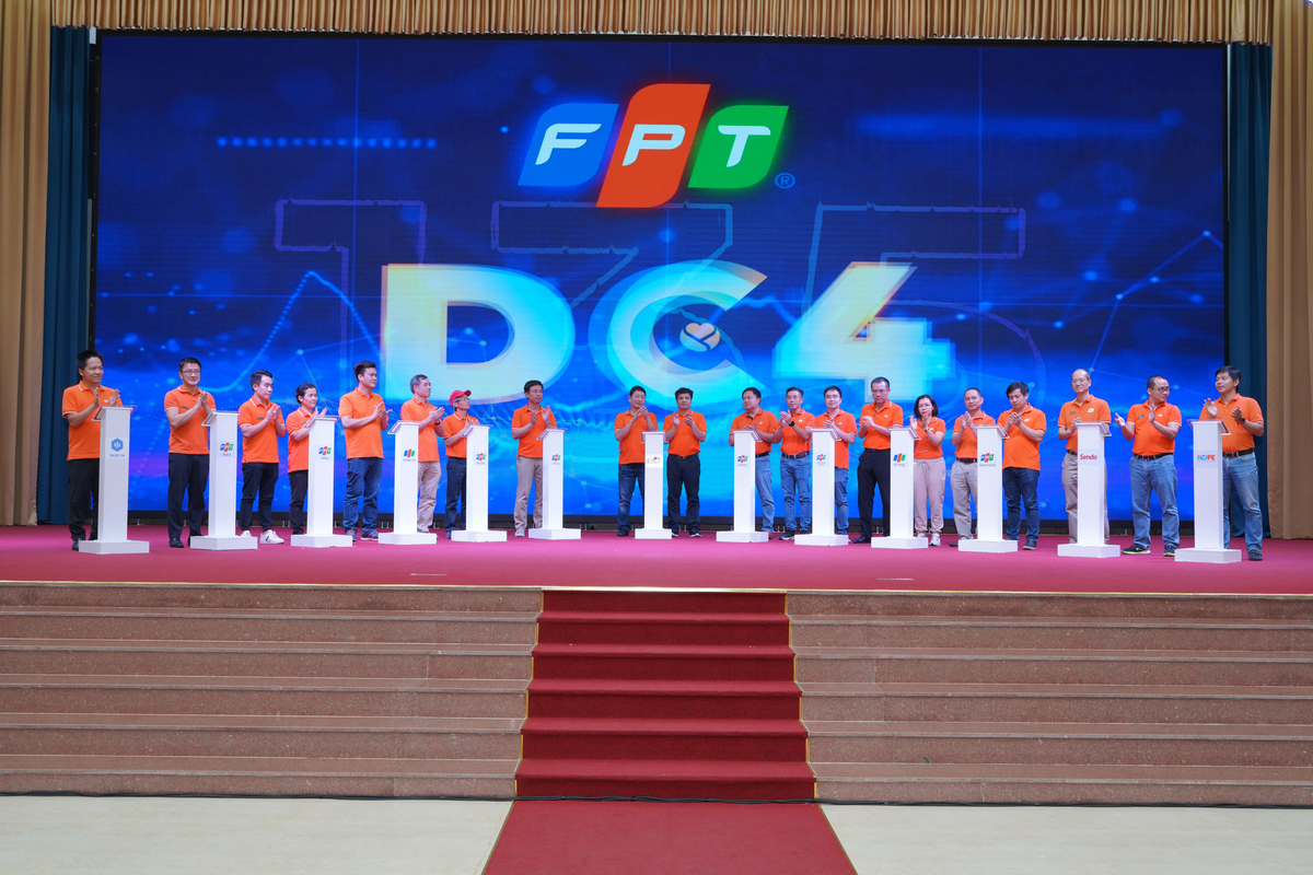 <p class="Normal"> Kết thúc Hội nghị là khoảnh khắc Chủ tịch nhà F Trương Gia Bình, CEO Nguyễn Văn Khoa, các lãnh đạo cao nhất của các CTTV, Sendo, Quỹ Hope cùng thực hiện nghi thức kick-off, thể hiện quyết tâm tiến lên DC4 và mục tiêu 135.</p>