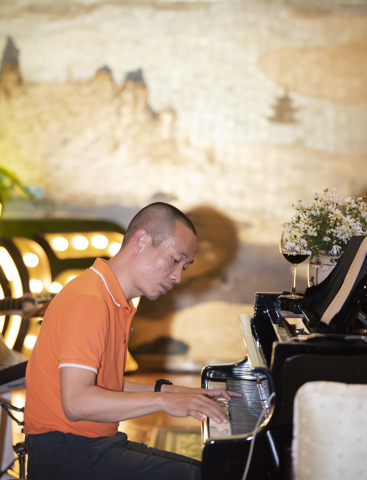 <p> Anh Vương Quân Ngọc (FPT Digital) thể hiện tài năng piano.</p>