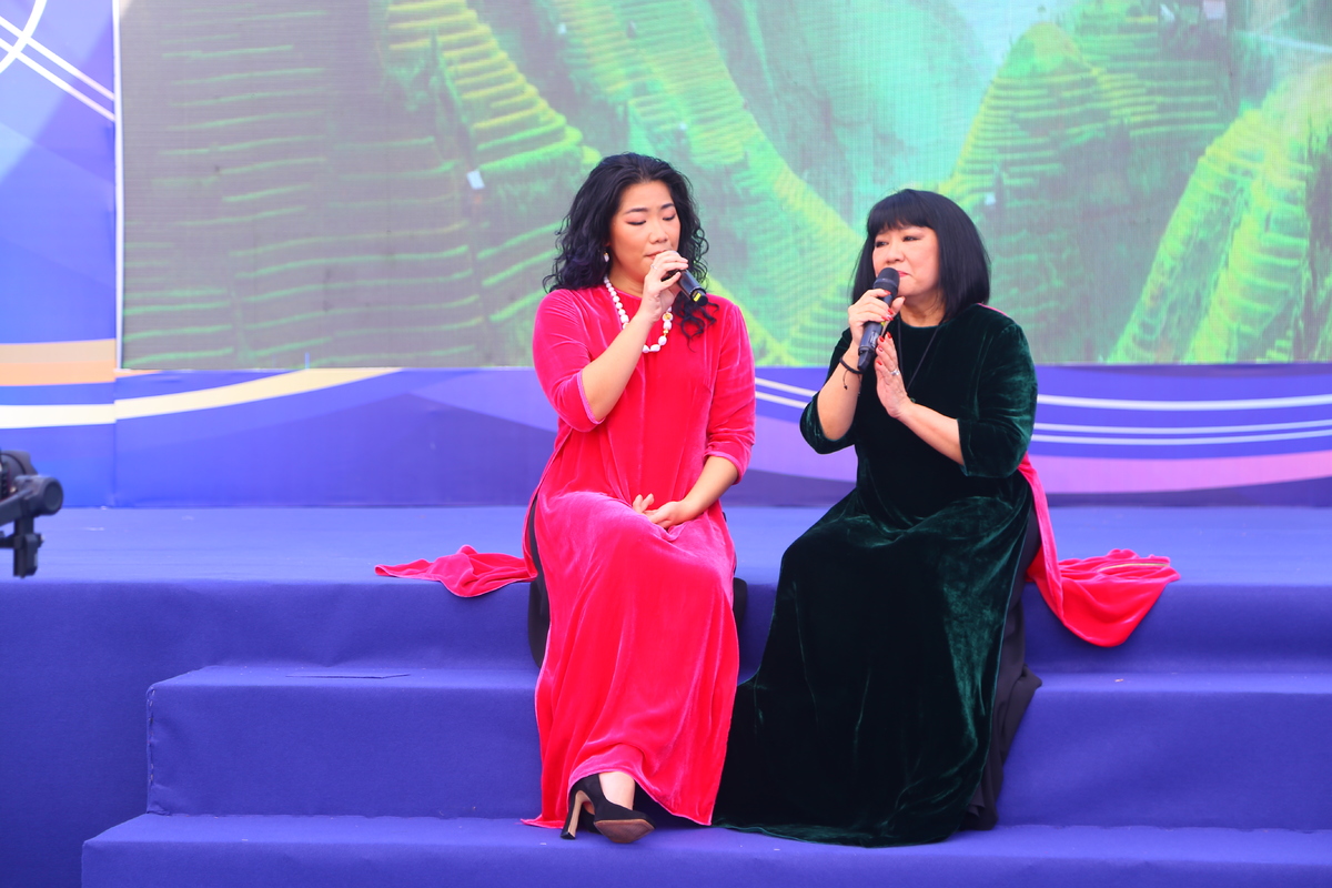 <p> Gia đình ca sĩ Cẩm Vân, Khắc Triệu và con gái CeCe Trương mở màn chương trình bằng những ca khúc sâu lắng về chủ đề gia đình.</p>