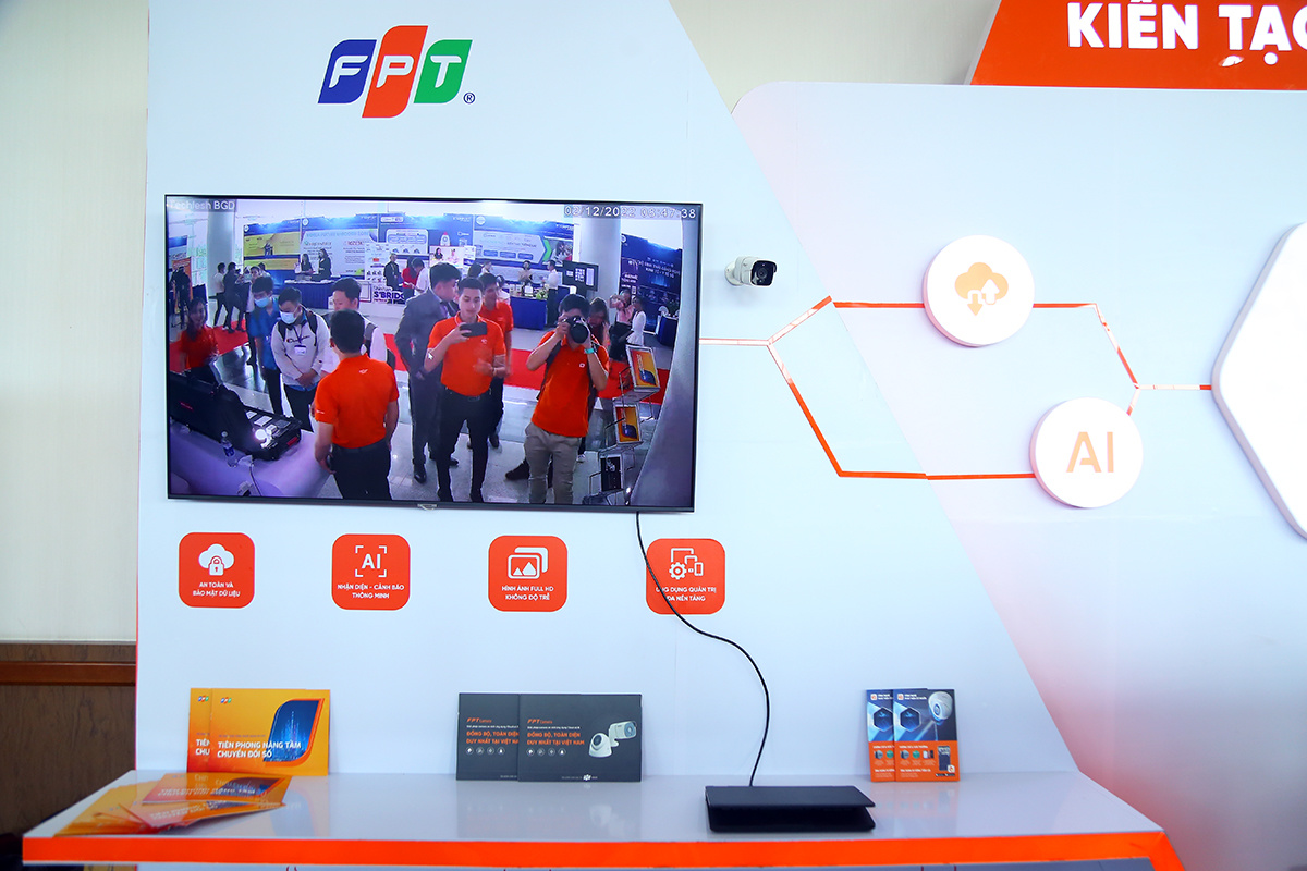 <p class="Normal" style="text-align:justify;"> Trong khuôn khổ Techfest Vietnam 2022, FPT trưng bày hệ sinh thái gồm 4 sản phẩm: Ubot (Akabot) do FPT Software phát triển; Bộ giải pháp giao dịch số cho doanh nghiệp FPT eSevices do FPT IS phát triển; Giải pháp FPT Smart Home và Giải pháp camera giám sát an ninh do FPT Telecom phát triển.</p>
