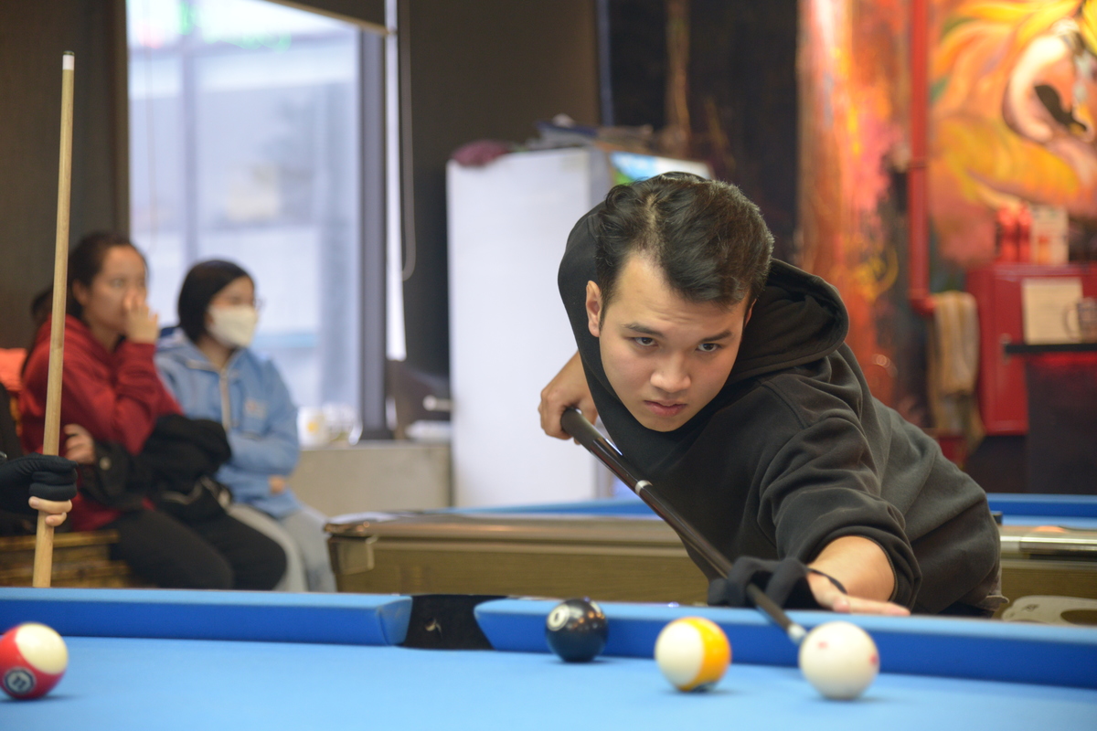 <p class="Normal" style="text-align:justify;"> Mọi người vẫn đồn con gái chơi billiards thường rất cá tính và xinh. Thực tế giải đấu đã chứng minh lời đồn không… sai chút nào. Trả lời phỏng vấn sau trận thi đấu căng thẳng, Trần Tuấn Sơn - vận động viên trẻ nhất giải đấu khi sinh năm 2003 cho biết: “Áp lực và hồi hộp lớn nhất của em là thi đấu với nhiều chị đẹp”. </p>