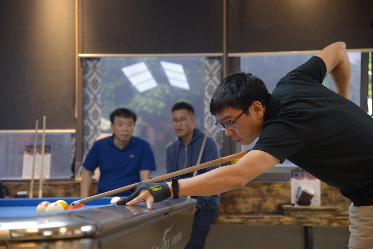 <p class="Normal" style="text-align:justify;"> Billiards VLB FIS 2022 đã kết thúc với phần thắng chung cuộc thuộc về cặp đôi đến từ FPT IS ES 3. Giải đấu đã mang đến cơ hội giao lưu và gắn kết giữa các thế hệ nhân viên qua những trái bóng tròn. Nhiều vận động viên gạo cội cuối 6x đầu 7x vẫn thi đấu ngang cơ cùng các vận động viên gen Z.</p>