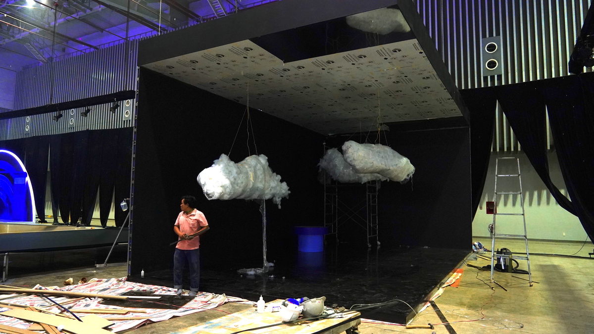 <p> Khu vực của FPT Cloud đang chuẩn bị đạo cụ mô phỏng "điện toán đám mây".</p>