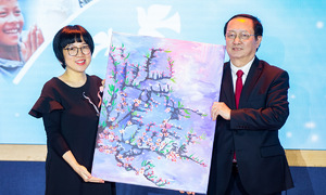 Bộ trưởng Huỳnh Thành Đạt mua tranh ủng hộ Quỹ Hy Vọng