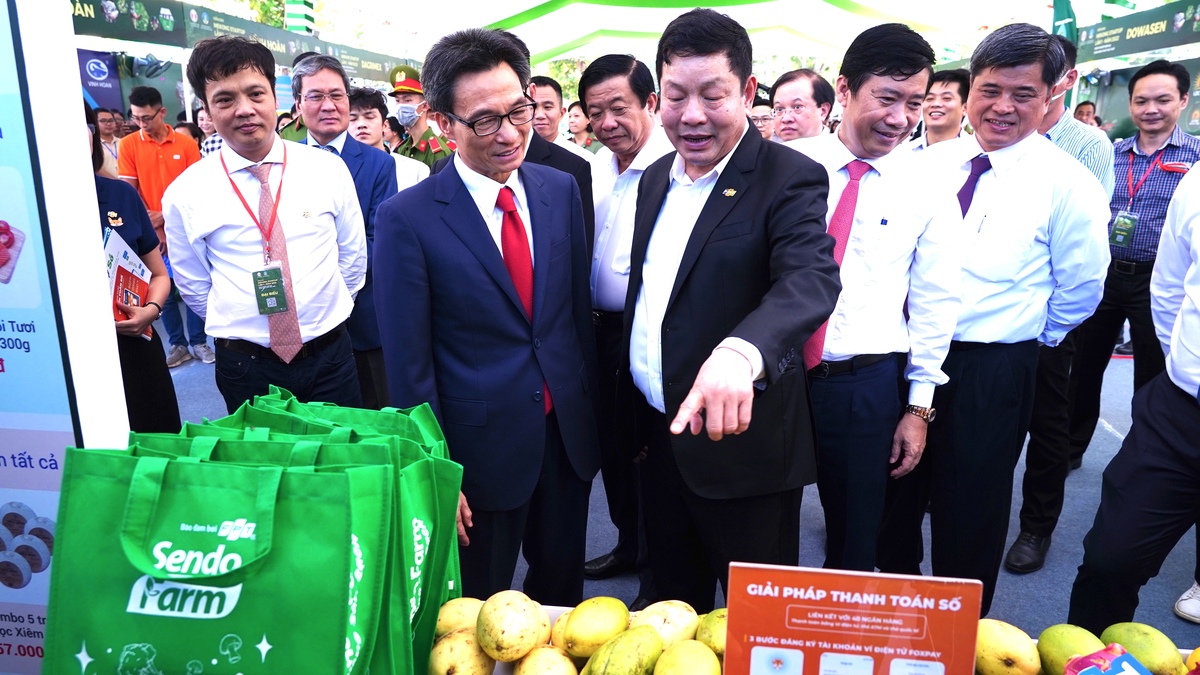 <p> Chủ tịch FPT Trương Gia Bình giới thiệu với Phó Thủ tướng Vũ Đức Đam về Sendo Farm - ứng dụng đi chợ kiểu mới giúp số hóa việc phân phối thực phẩm và nông sản sạch, hướng đến kiểm soát từ canh tác, sản xuất, vận chuyển đến phân phối tới bàn ăn. </p>