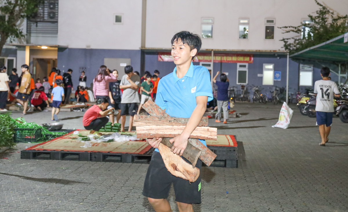 <p> Vừa hoàn tất khâu gói bánh, Vũ Tiến Nhật Anh đã nhanh chân mang củi ra nhóm bếp. </p>