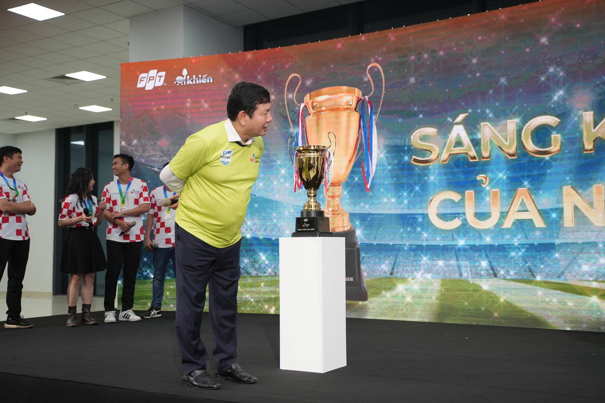 <p> Chung kết iKhiến 2022 tiếp tục đưa khán giả tới bất ngờ khi Chủ tịch Trương Gia Bình công bố sẽ có trận play-off cho 2 đội Quán quân 2 bảng đấu, vì Cup chỉ có 1.</p>