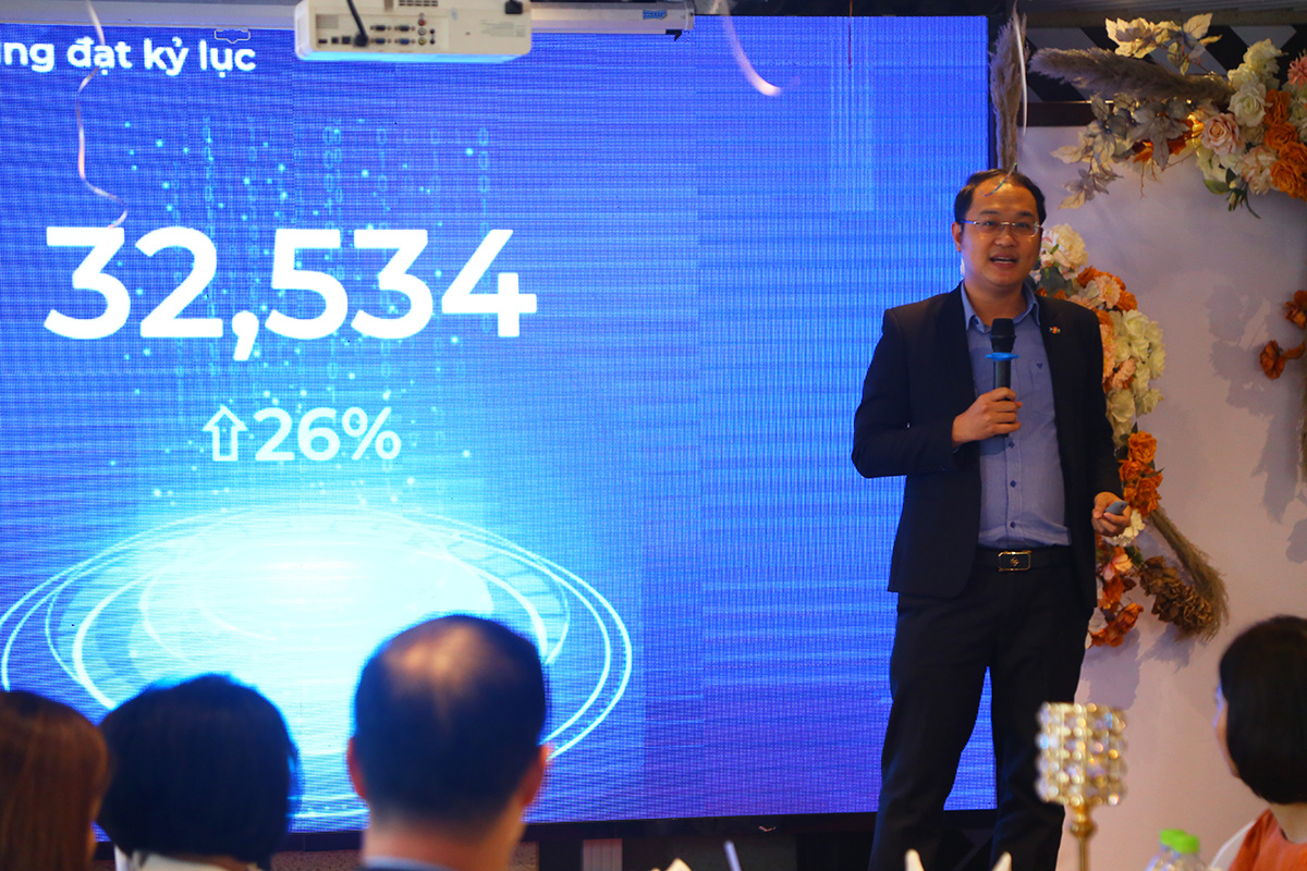 <p> Trong buổi lễ vinh danh Cán bộ Nhân sự tiêu biểu 2022 khu vực phía Nam tổ chức ngày 13/1, anh Chu Quang Huy - Giám đốc Nhân sự FPT nhận xét: 2022 là một năm đầy biến động và ghi nhận nhiều nỗ lực của bộ phận nhân sự tất cả các công ty thành viên để đối phó với tỷ lệ thôi việc (turnover rate). Năm 2022, ngành Nhân sự toàn tập đoàn đã tuyển dụng 32.534 CBNV, tăng 26% so với cùng kỳ. Trong đó, FPT Software, FPT Retail và FPT Education là những đơn vị đứng đầu về tỷ lệ tuyển dụng mới.</p> <p class="Normal"> Trong năm nay, tập đoàn FPT sẽ tiếp tục triển khai mạnh mẽ chương trình luân chuyển cán bộ. Lãnh đạo các cấp sẽ được luân chuyển giữa các vị trí, đơn vị nhằm tăng trải nghiệm và nâng cao năng lực điều hành, sẵn sàng đáp ứng nhu cầu nhân lực cấp cao.</p>